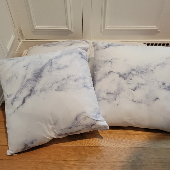 18 x 18 marble throw pillows x4 - Picture 2 of 4